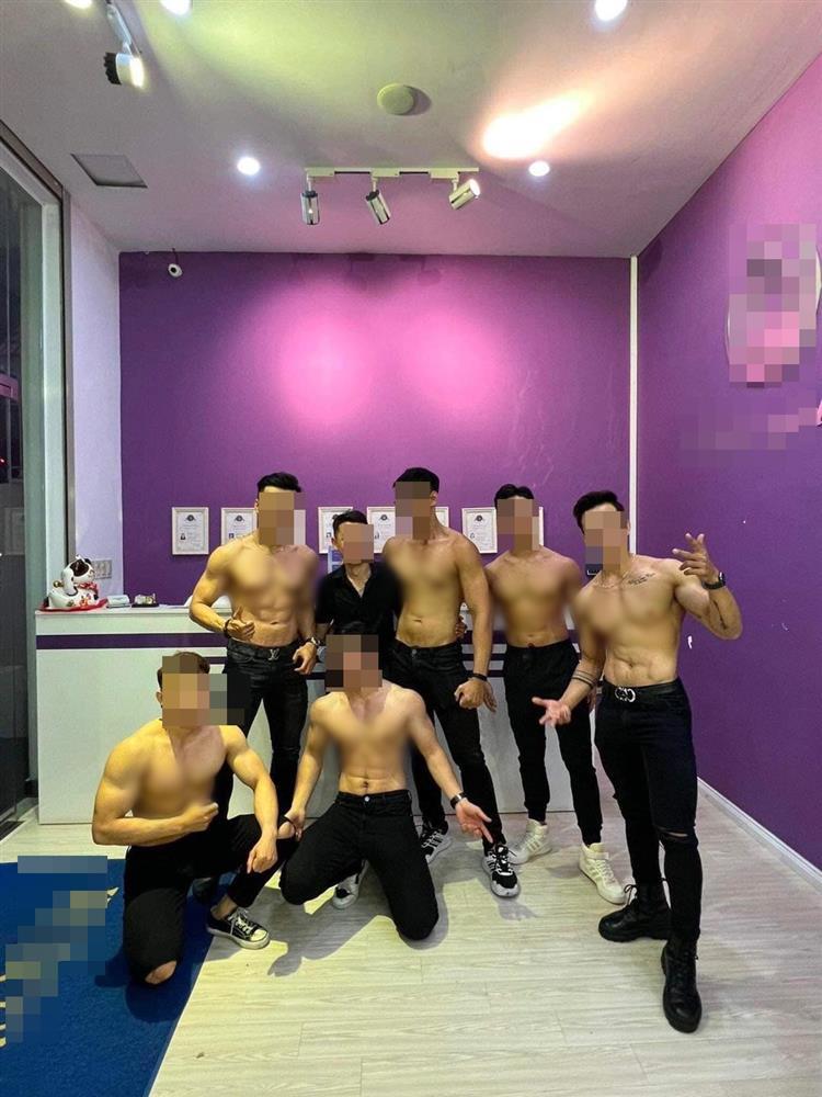 Bóc trần spa để trai 6 múi bồng bế, cho chị em sờ soạng-2