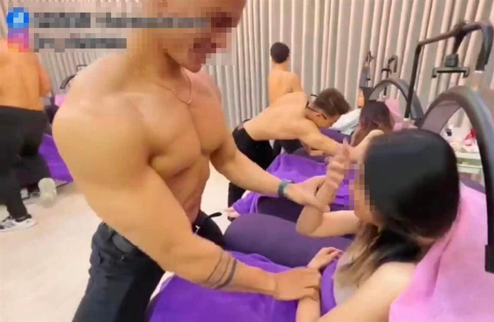 Bóc trần spa để trai 6 múi bồng bế, cho chị em sờ soạng-11