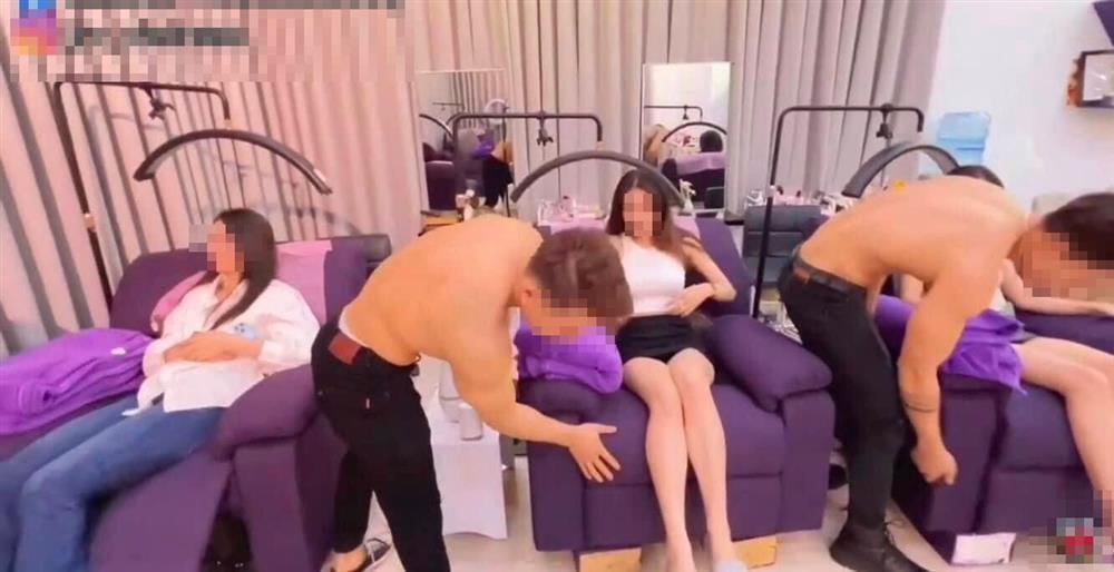 Bóc trần spa để trai 6 múi bồng bế, cho chị em sờ soạng-15