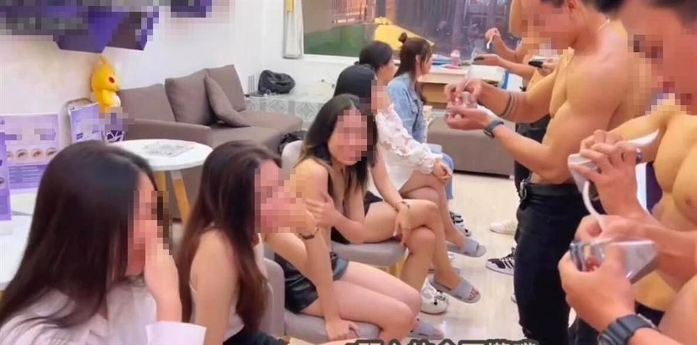 Bóc trần spa để trai 6 múi bồng bế, cho chị em sờ soạng-14