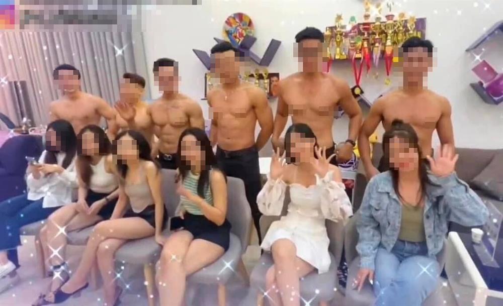 Bóc trần spa để trai 6 múi bồng bế, cho chị em sờ soạng-5