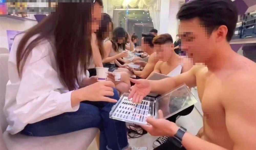 Bóc trần spa để trai 6 múi bồng bế, cho chị em sờ soạng-6