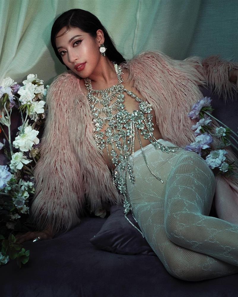 Ngọc Trinh chặt đẹp Thảo Nhi Lê với áo mặc như không-8