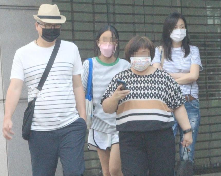 Vợ chồng Trương Đình mua hàng giảm giá sau khi bị phong tỏa tài sản-1