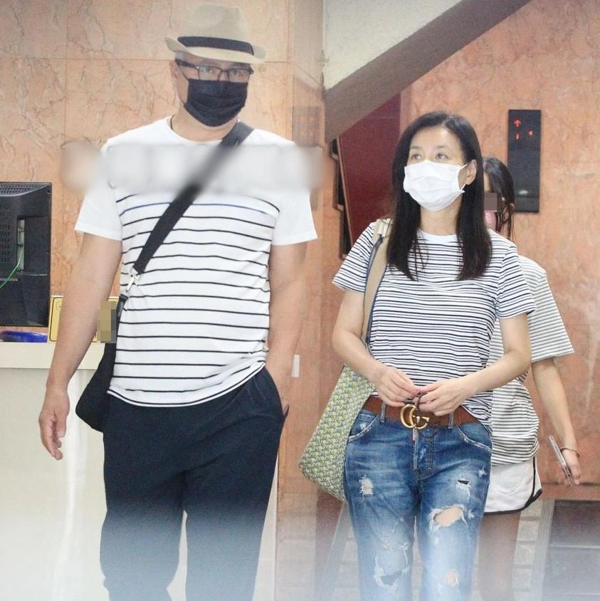 Vợ chồng Trương Đình mua hàng giảm giá sau khi bị phong tỏa tài sản-2