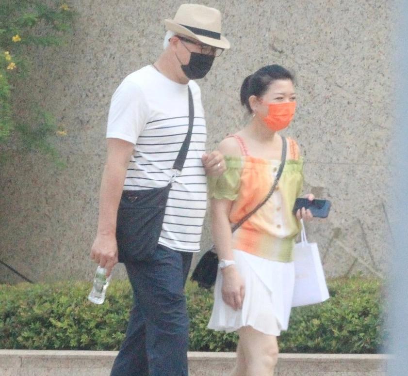 Vợ chồng Trương Đình mua hàng giảm giá sau khi bị phong tỏa tài sản-3