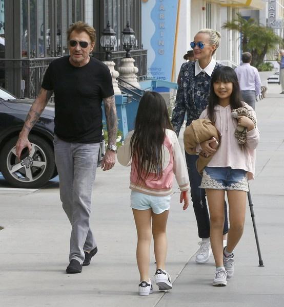 Nhân duyên vợ chồng danh ca Pháp và 2 bé con nuôi gốc Việt-2