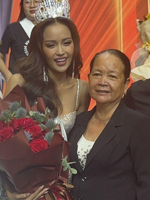 Ngọc Châu như người khổng lồ trong đám cưới người thân-8