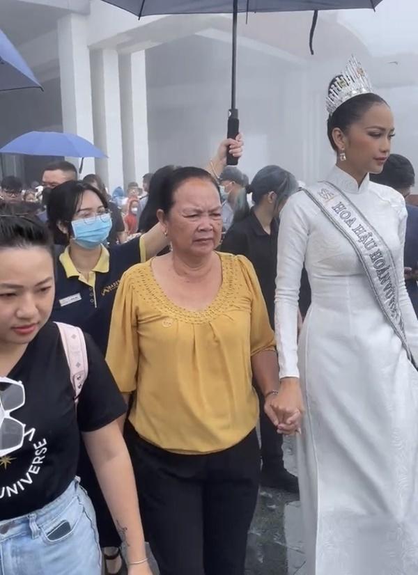 Ngọc Châu như người khổng lồ trong đám cưới người thân-5