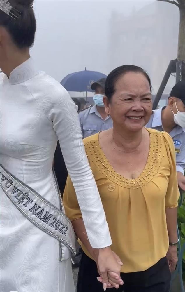 Ngọc Châu như người khổng lồ trong đám cưới người thân-6