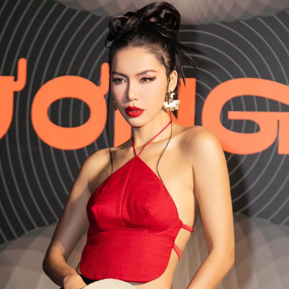 Minh Tú thả rông lộ điểm nhạy cảm vì chiếc áo gây lú-5