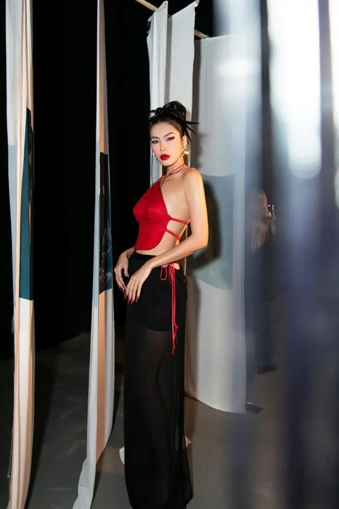 Minh Tú thả rông lộ điểm nhạy cảm vì chiếc áo gây lú-4