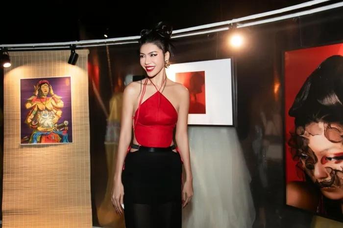 Minh Tú thả rông lộ điểm nhạy cảm vì chiếc áo gây lú-3