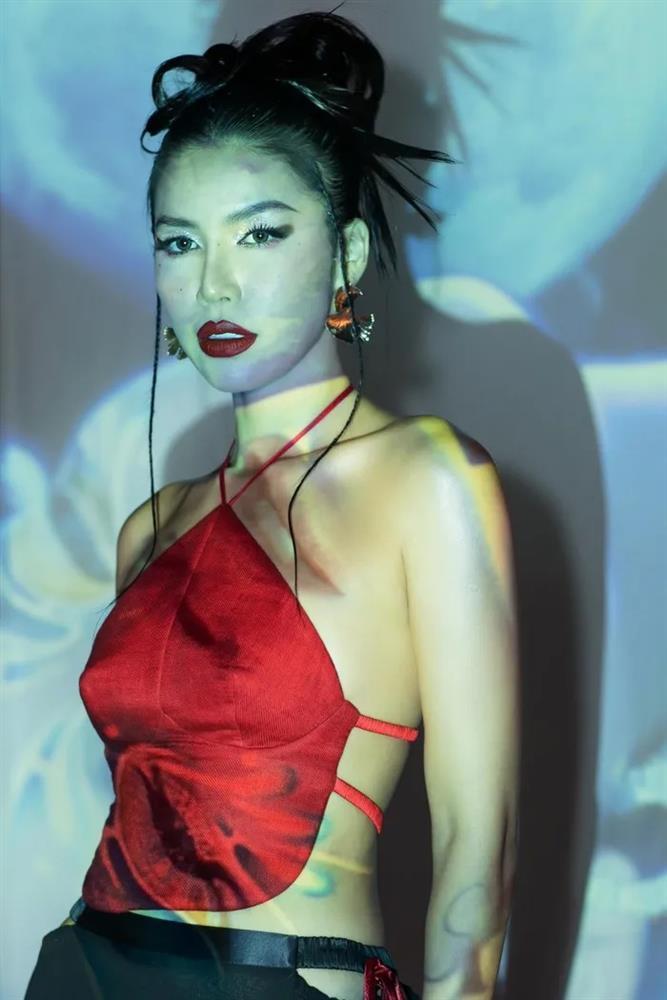 Minh Tú thả rông lộ điểm nhạy cảm vì chiếc áo gây lú-6