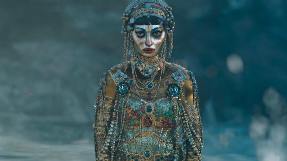 Sốc với tạo hình hết hồn à của Chi Pu ở gameshow đình đám-4