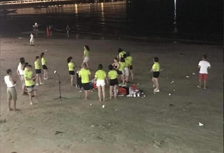 Ảnh đoàn người vui chơi trên biển, để lại cảnh tượng xấu xí khi rời đi-1