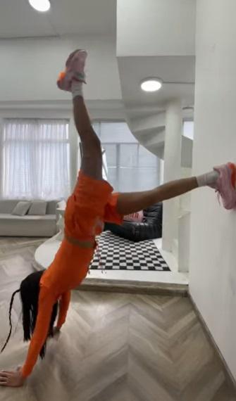 Á hậu Thảo Nhi Lê lộn mèo, xoạc chân trên không nhìn thót tim-1