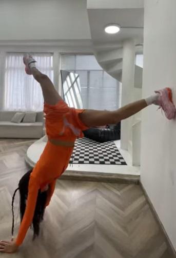 Á hậu Thảo Nhi Lê lộn mèo, xoạc chân trên không nhìn thót tim-2