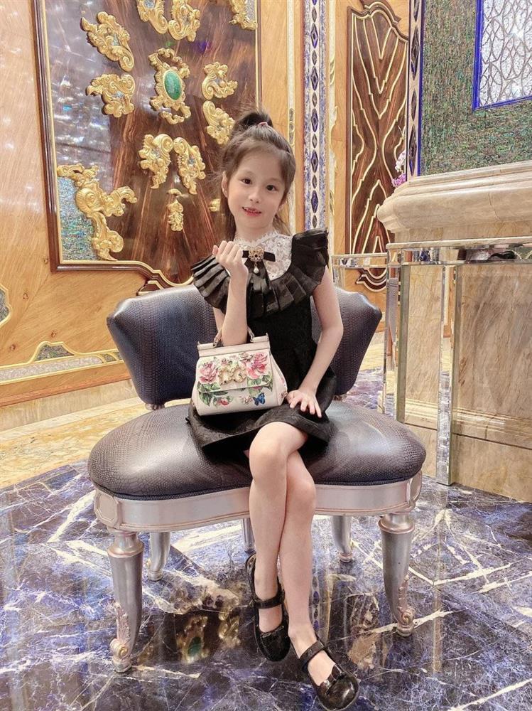 Vóc dáng cao vượt trội, sống chuẩn rich kid con gái cả Đoàn Di Băng-4