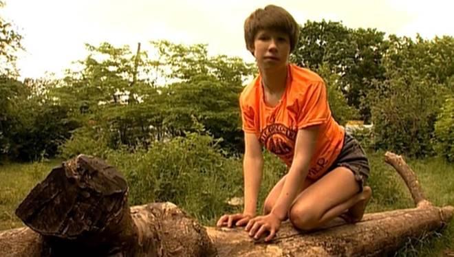 Cô gái được nuôi lớn bởi bầy chó và bi kịch đi tìm lại cuộc sống con người-2