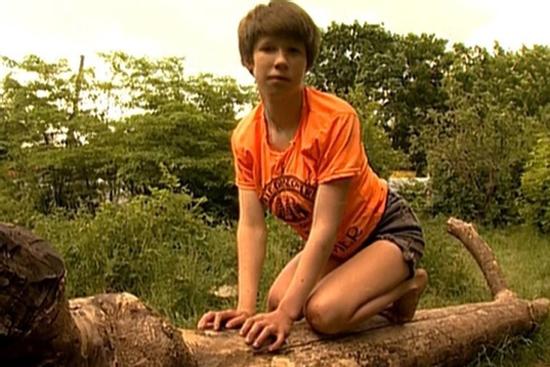 Cô gái được nuôi lớn bởi bầy chó và bi kịch đi tìm lại cuộc sống con người