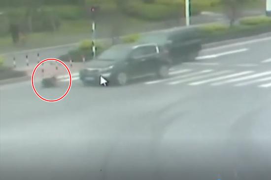 Qua đường bị 2 ô tô tông liên tiếp, cô gái được Thần Chết bỏ quên