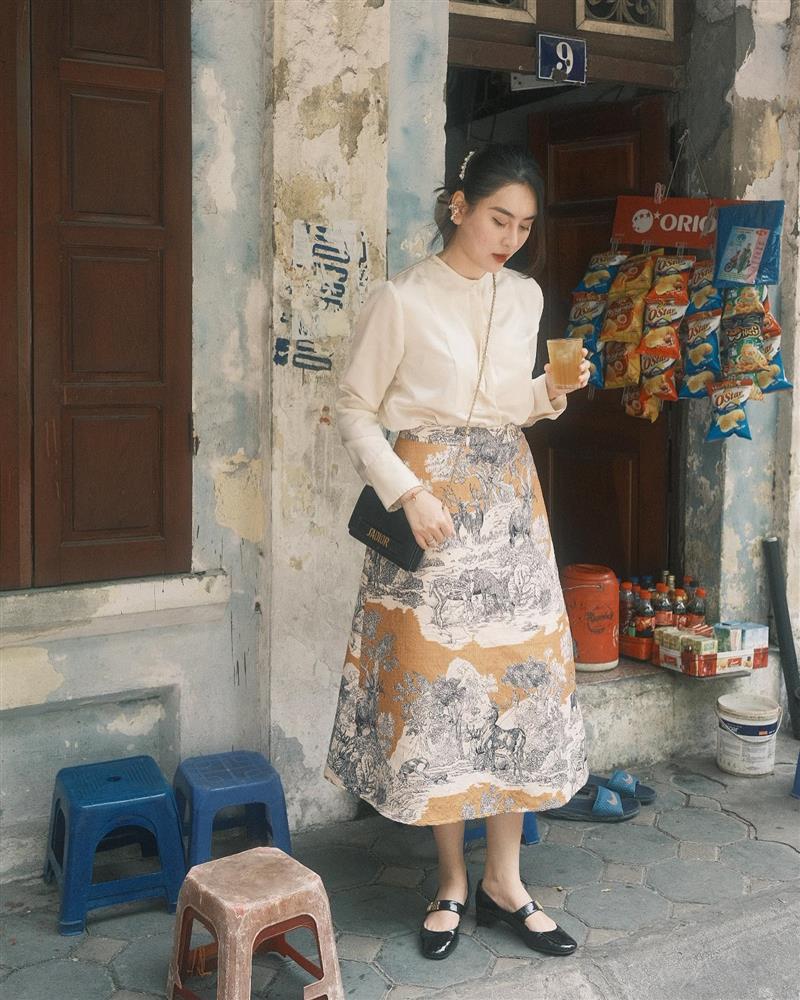 Mix đồ với chân váy hoa như 7 sao Việt, bao đẹp mà không sến!-7