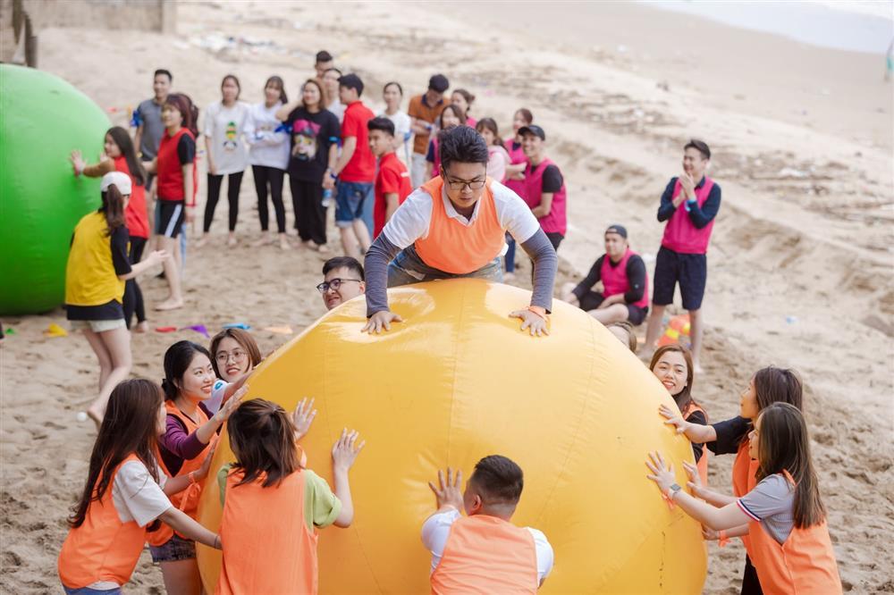 Lợi dụng trò đùa giới tính khi chơi team building-1