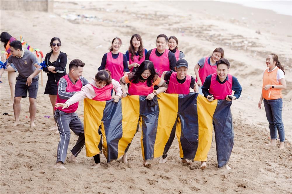 Lợi dụng trò đùa giới tính khi chơi team building-5