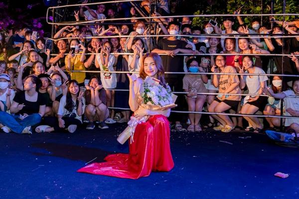 Bắt gặp Hòa Minzy khóc nức nở vì tình tin đồn Khải Đăng?-6