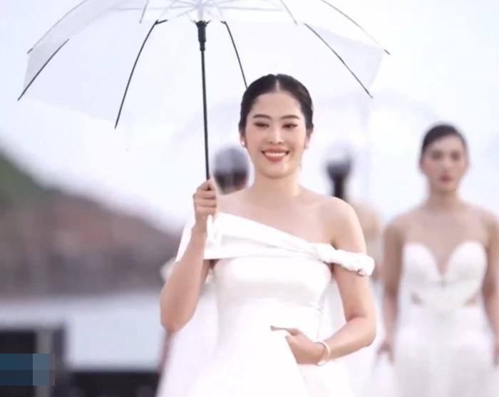 Nam Em catwalk tràn đầy năng lượng nhưng lưng có nhiều vết bầm-1