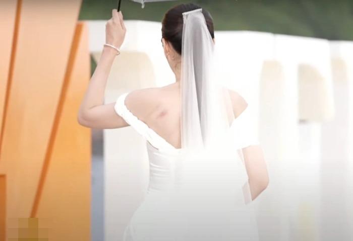 Nam Em catwalk tràn đầy năng lượng nhưng lưng có nhiều vết bầm-3