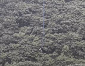 Nhảy bungee, du khách bị treo lơ lửng ở độ cao 168 mét nửa giờ-1