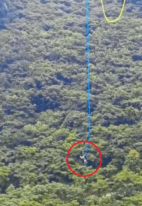 Nhảy bungee, du khách bị treo lơ lửng ở độ cao 168 mét nửa giờ-2
