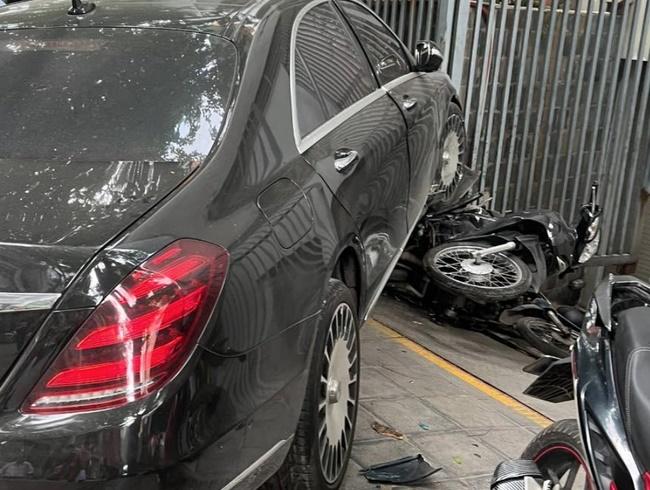 Mercedes S450 mất lái, tông liên hoàn vào BMW 730Li và 4 xe máy-1