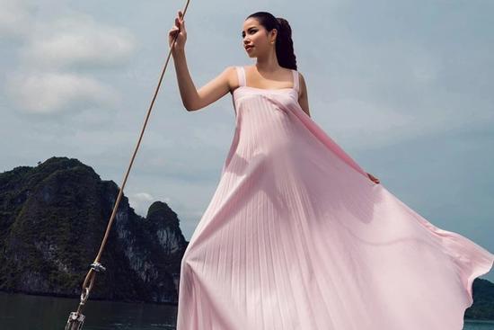 Vừa về Mỹ, Phạm Hương đã xả kho ảnh 'quậy đục nước' tại Việt Nam