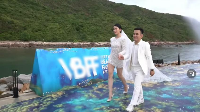 Á hậu Phương Anh gặp sự cố khi catwalk ở Miss World Vietnam-2
