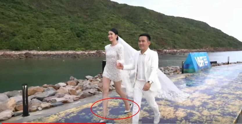 Á hậu Phương Anh gặp sự cố khi catwalk ở Miss World Vietnam-3