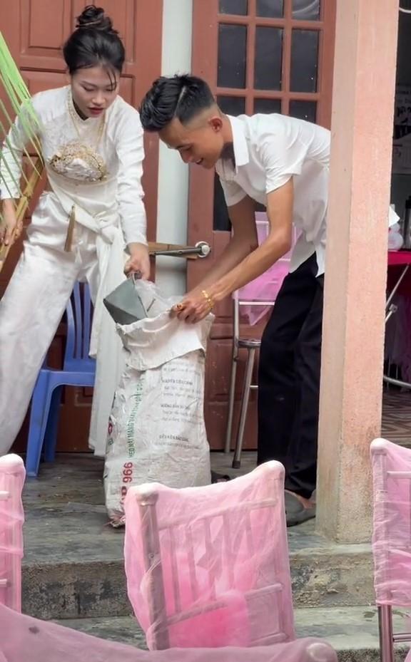 Mới về nhà chồng, nàng dâu gây bão xắn quần dọn rác đám cưới-1