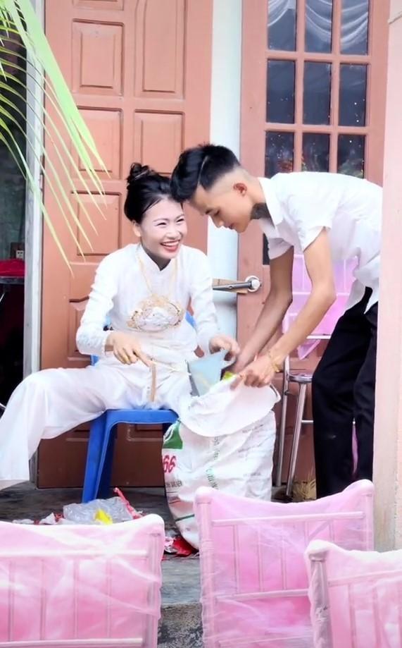 Mới về nhà chồng, nàng dâu gây bão xắn quần dọn rác đám cưới-5