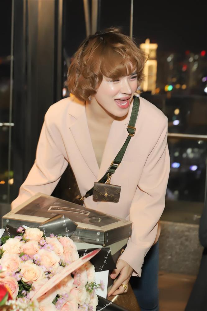 Trần Đức Bo ghép đôi ở phố đi bộ, được trai đẹp bế mang về-3