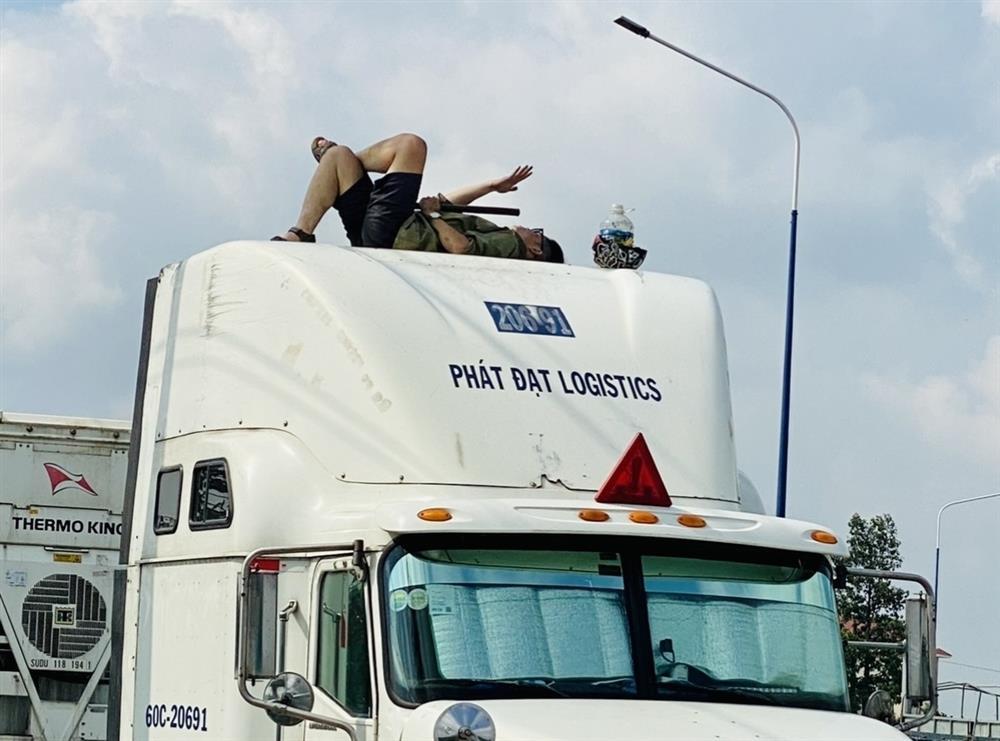 Vác kiếm lên nóc container ngồi thiền, đối tượng đòi khiêu chiến với tài xế-2