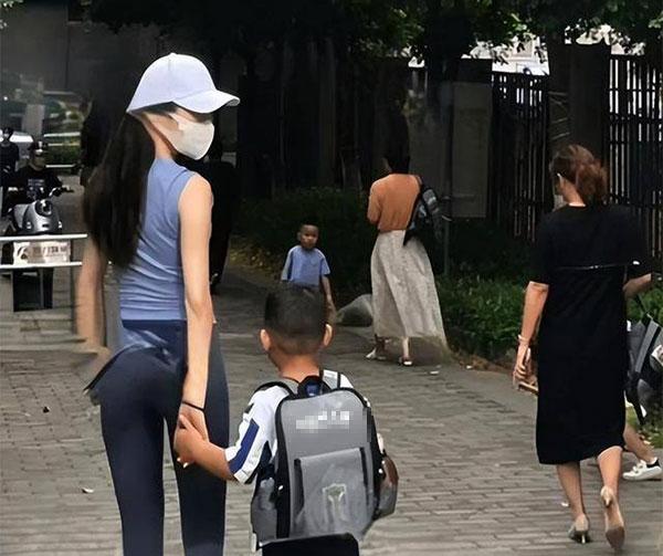 Mẹ trẻ gây tranh cãi diện quần bó sát đi đón con mẫu giáo-3