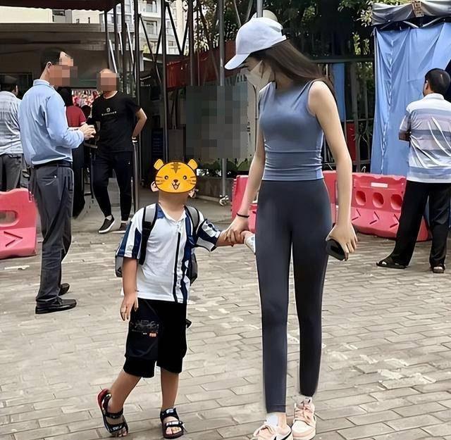 Mẹ trẻ gây tranh cãi diện quần bó sát đi đón con mẫu giáo-2