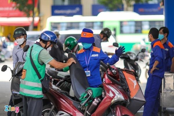 Giá xăng ngày mai có thể giảm về 24.000 đồng/lít-1