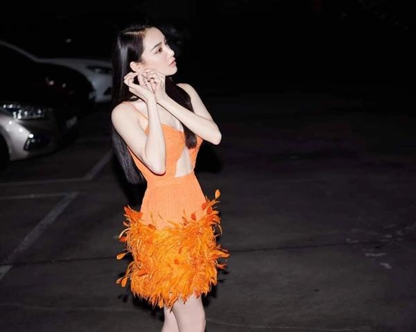 Nhã Phương diện váy lông vũ đụng hàng với Minh Hằng - Tóc Tiên, nhan sắc nào ghi điểm?-1