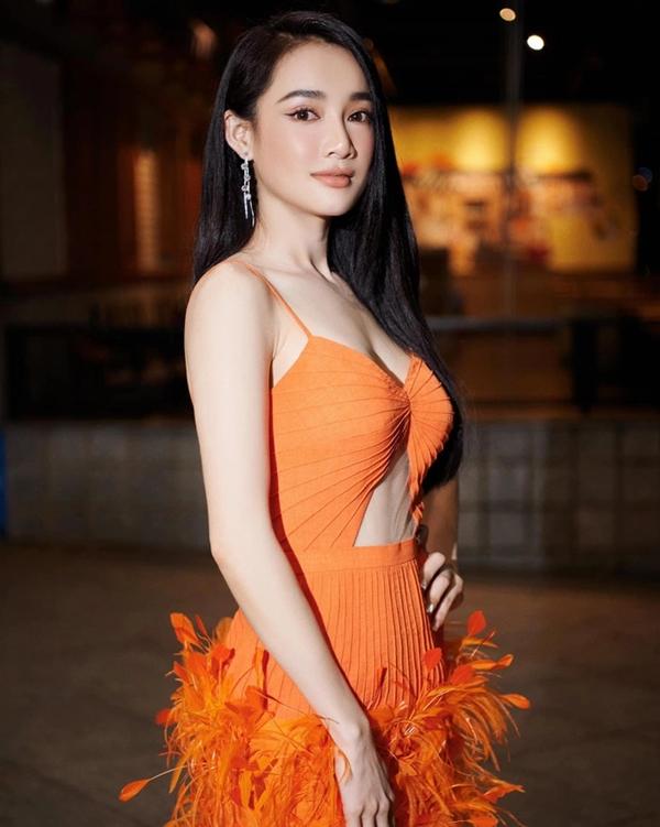 Nhã Phương diện váy lông vũ đụng hàng với Minh Hằng - Tóc Tiên, nhan sắc nào ghi điểm?-2