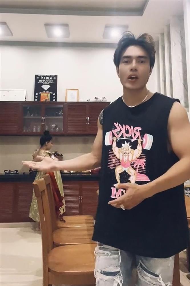 Được chồng hát nịnh nhưng biểu cảm vợ Lê Dương Bảo Lâm thì lạ lắm-2