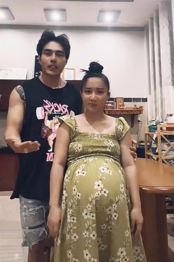 Được chồng hát nịnh nhưng biểu cảm vợ Lê Dương Bảo Lâm thì lạ lắm-3