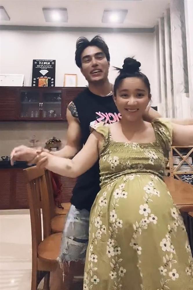 Được chồng hát nịnh nhưng biểu cảm vợ Lê Dương Bảo Lâm thì lạ lắm-4